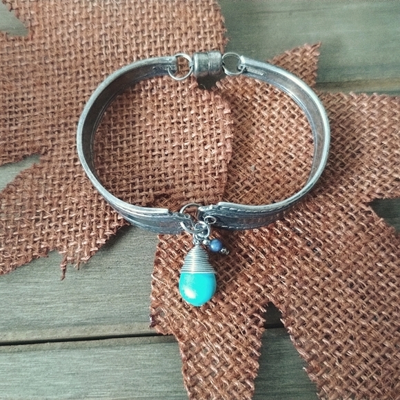 Vintage Rustic Boho Style Howlite Turquoise Dangle Bangle Bracelet - Picture 6 of 6